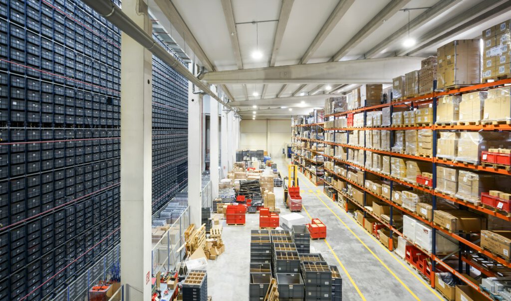 Eine Lagerhalle voller Güter