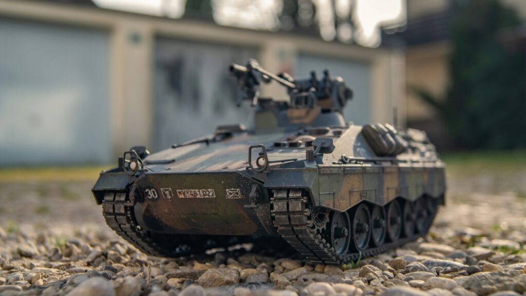Ein deutscher Panzer vor Garagen