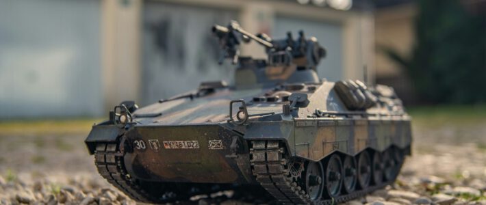 Ein deutscher Panzer vor Garagen
