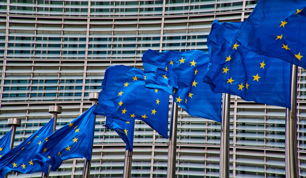 Flaggen der EU in Brüssel im Wind