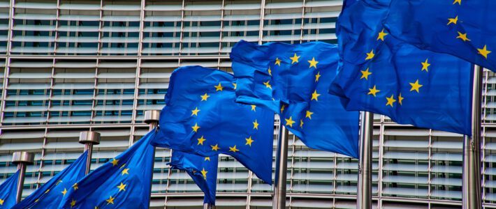 Flaggen der EU in Brüssel im Wind