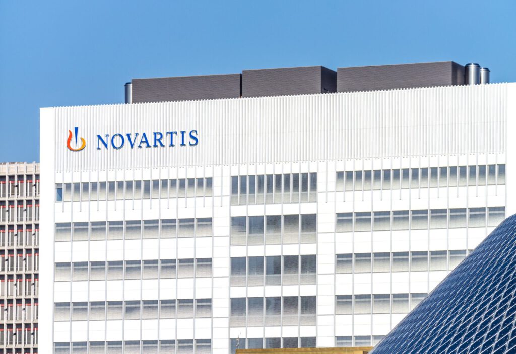 Novartis-Logo auf dem Campus in Basel
