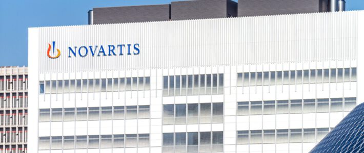 Novartis-Logo auf dem Campus in Basel