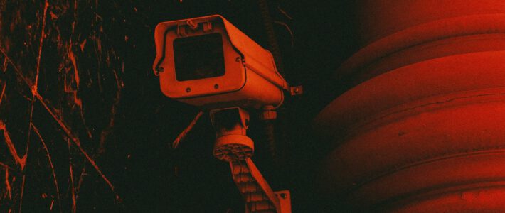Eine Überwachungskamera in rotem Licht