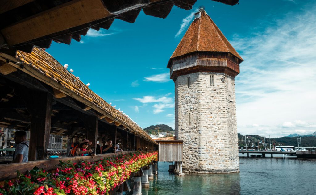 Kapellbrücke in Luzern mit Touristen