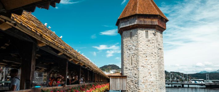 Kapellbrücke in Luzern mit Touristen