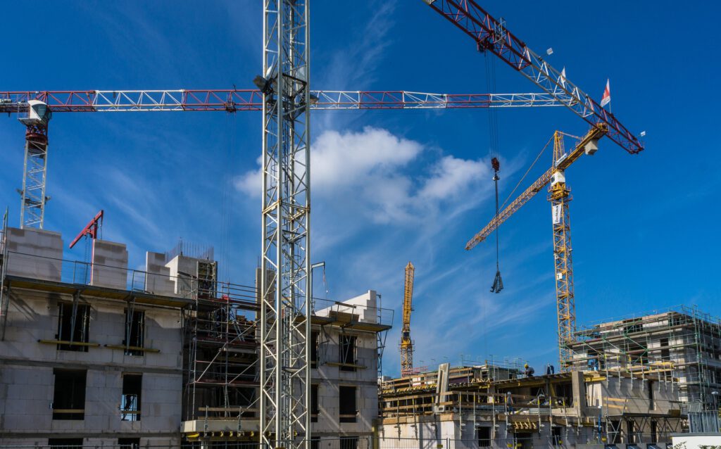 Eine Baustelle mit Kranen