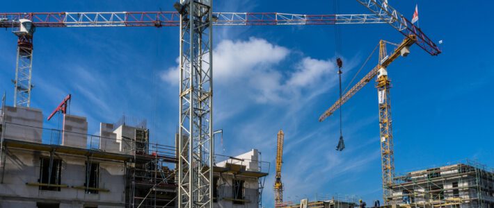 Eine Baustelle mit Kranen