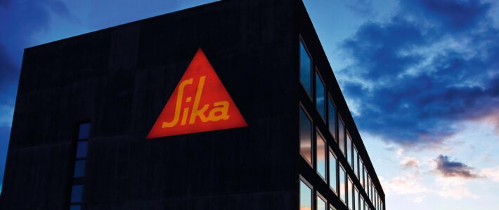 Logo von Sika an einem Gebäude in Zürich