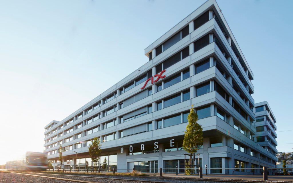 Logo von SIX an einem Gebäude