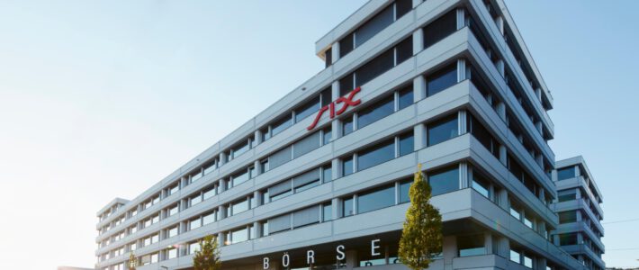 Logo von SIX an einem Gebäude