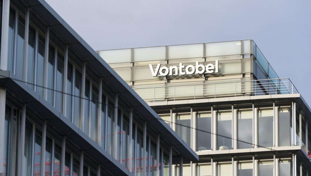 Logo von Vontobel an einem Gebäude in Zürich