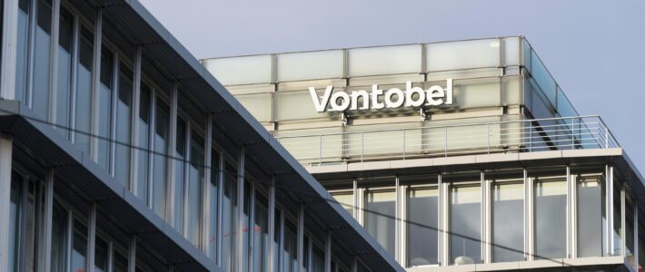 Logo von Vontobel an einem Gebäude in Zürich