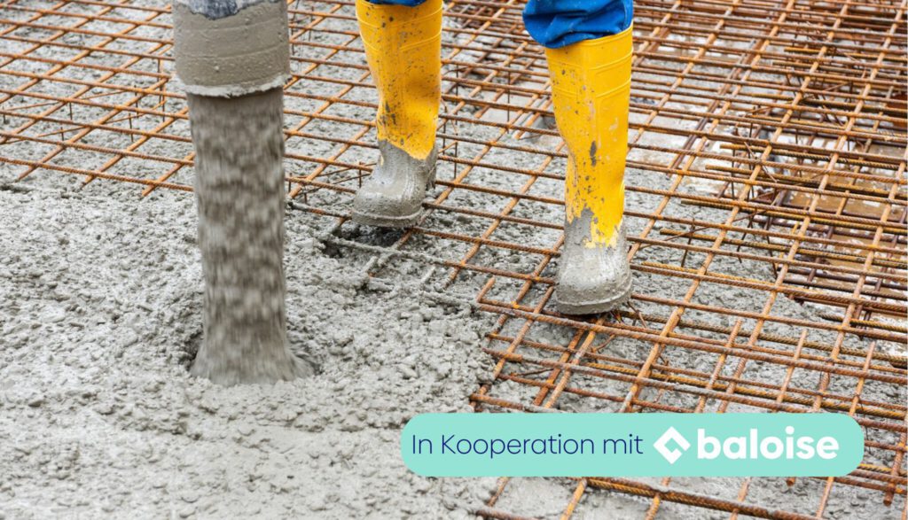 Ein Bauarbeiter mit Zement auf einer Baustelle