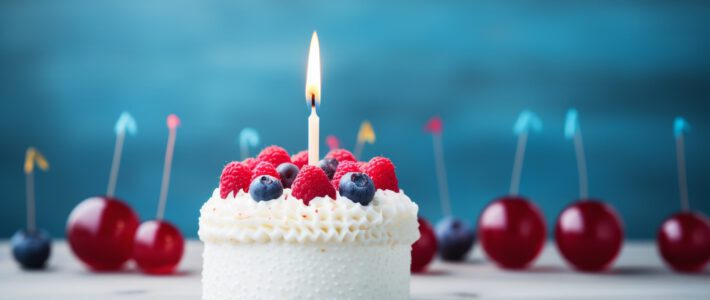 Eine brennende Kerze auf einem Kuchen