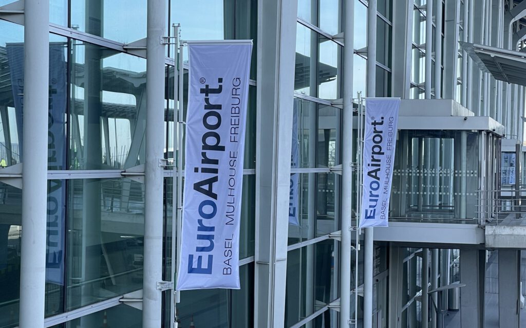 Logo des Euroairports an Flaggen des Terminalgebäudes