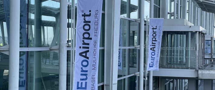 Logo des Euroairports an Flaggen des Terminalgebäudes