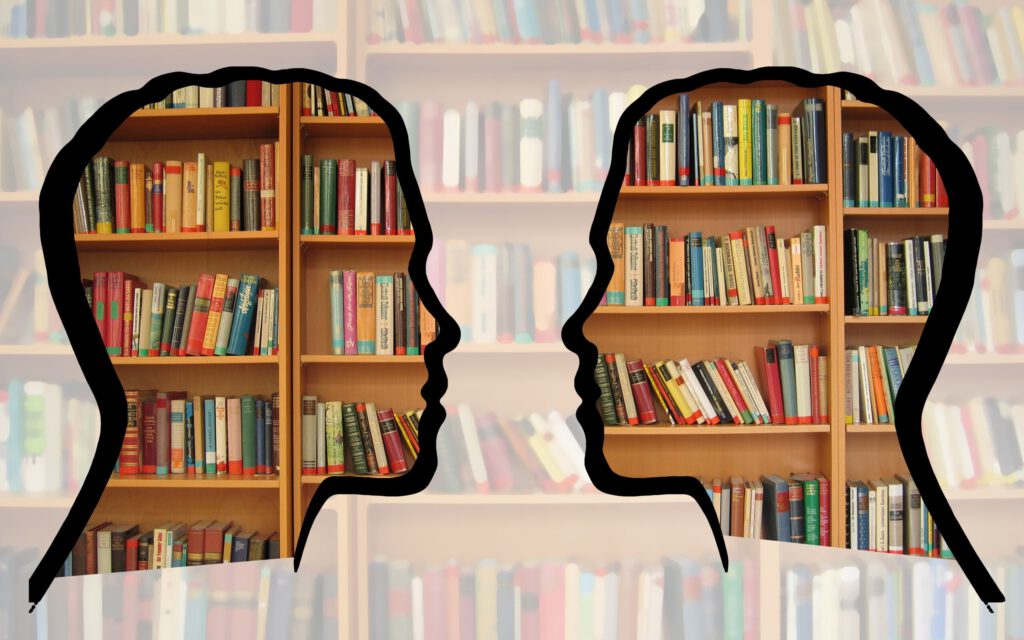 Köpfe vor einer Bücherwand