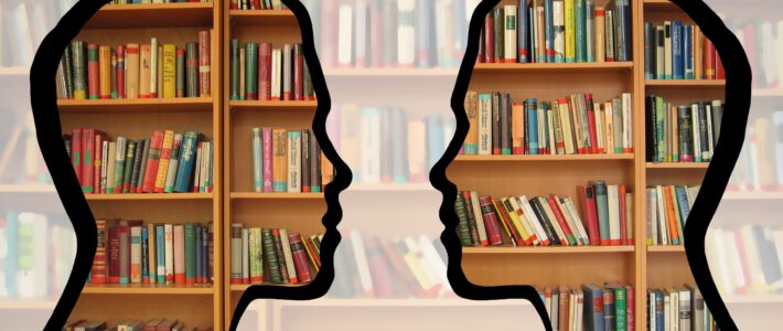Köpfe vor einer Bücherwand