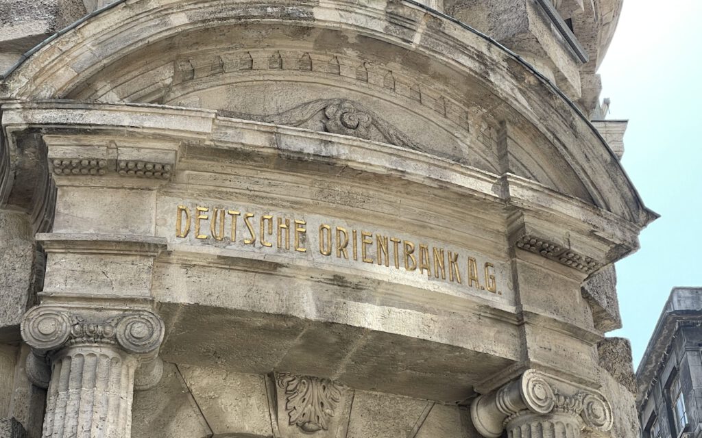 Historische Inschrift Deutsche Orientbank AG an Gebäude in Istanbul