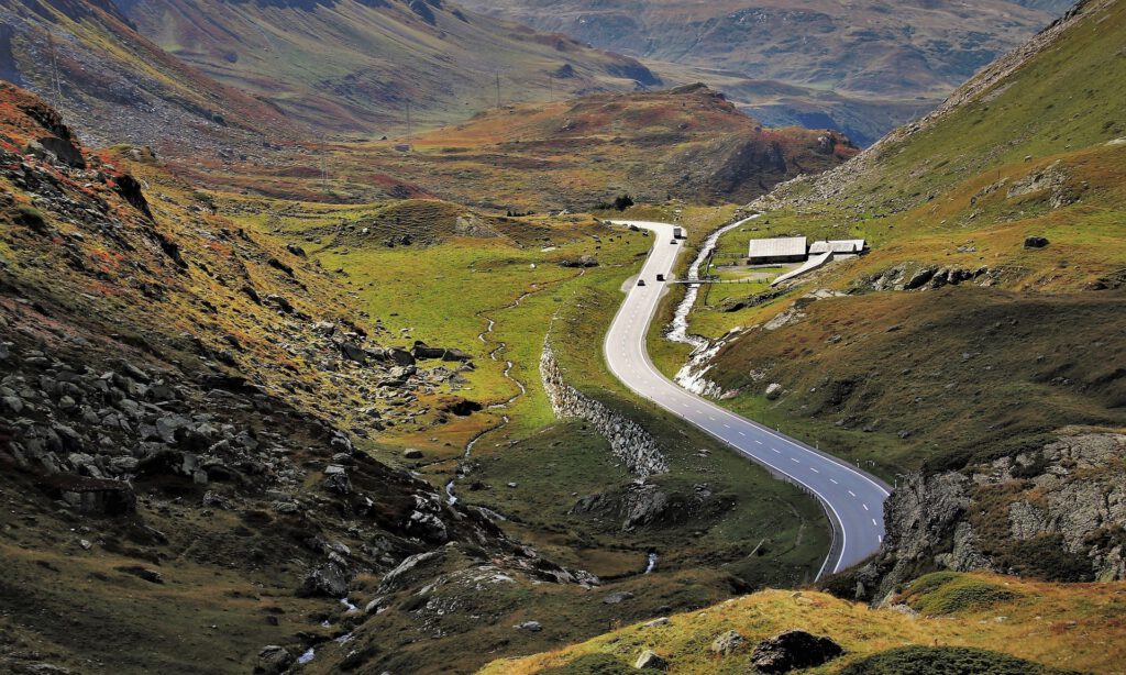 Eine Strasse durch die Alpen