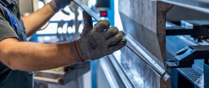 Diversifikation der Wirtschaft zahlt sich aus Ein Arbeiter an einer Maschine