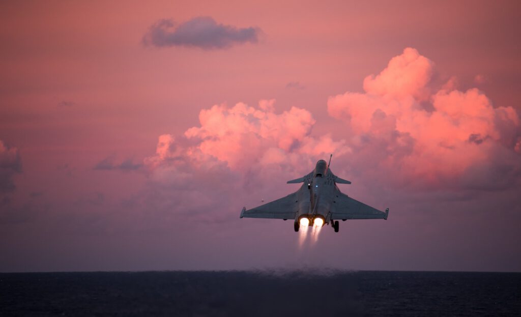 Französischer Kampfjet Rafale in der Abendsonne
