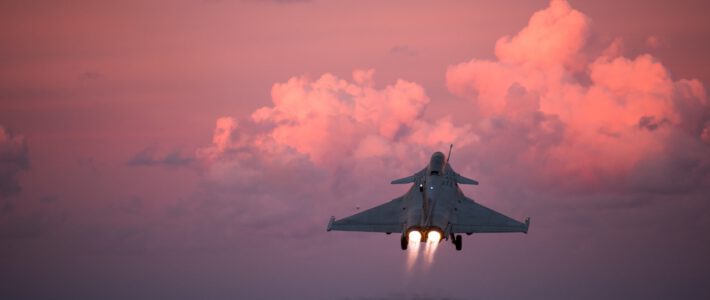 Französischer Kampfjet Rafale in der Abendsonne