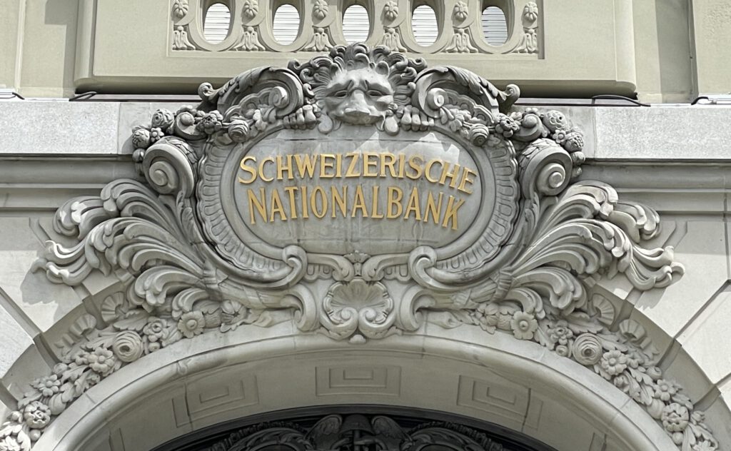 Logo der Schweizerischen Nationalbank SNB am Sitz in Bern