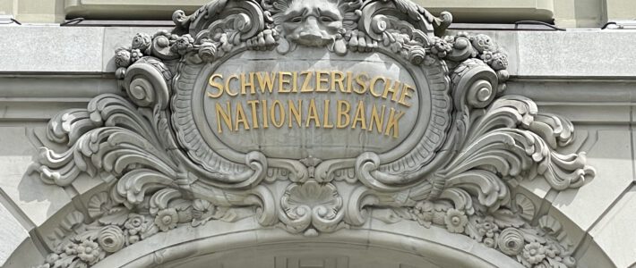 Logo der Schweizerischen Nationalbank SNB am Sitz in Bern