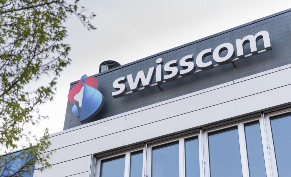 Logo der Swisscom auf einem Gebäude