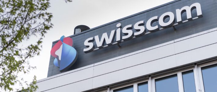 Logo der Swisscom auf einem Gebäude