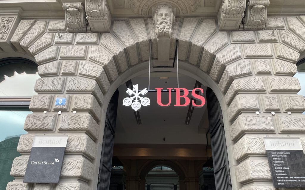Logo der UBS am einstigen Hauptsitz der Credit Suisse in Zürich