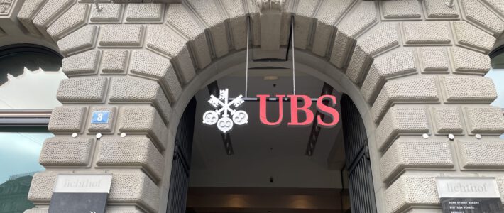 Logo der UBS am einstigen Hauptsitz der Credit Suisse in Zürich