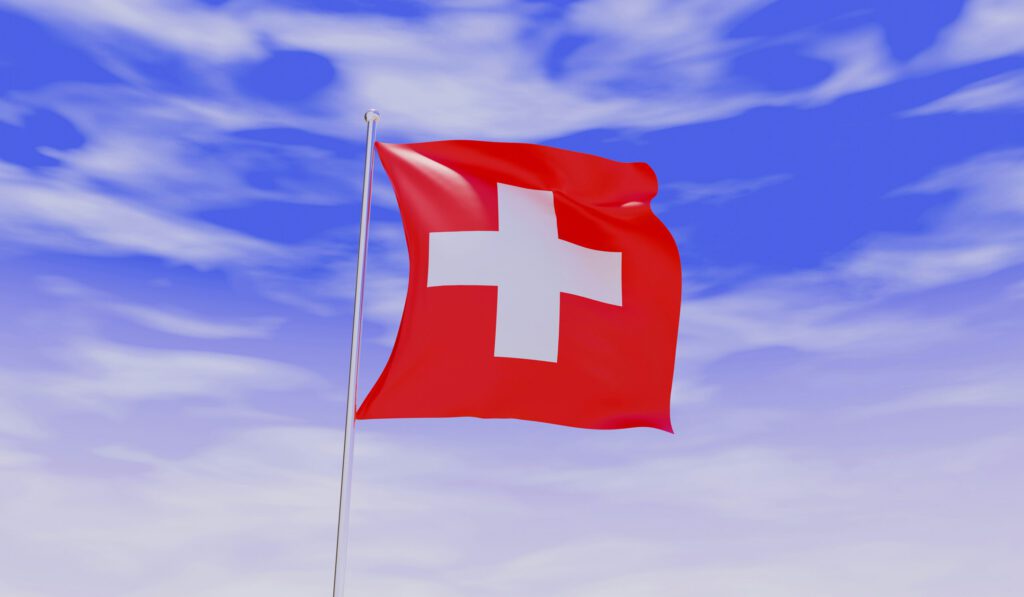 Schweizer Flagge vor blauem Himmel
