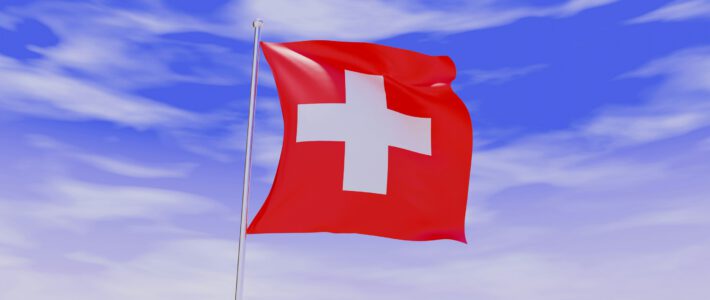 Schweizer Flagge vor blauem Himmel