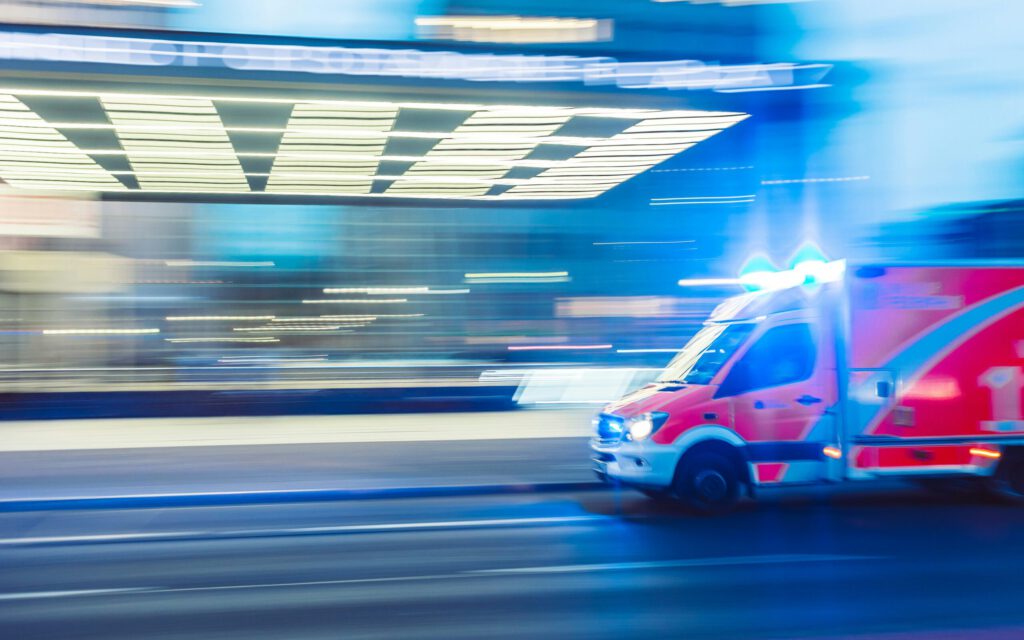 Eine Ambulanz vor einen Spitaleingang