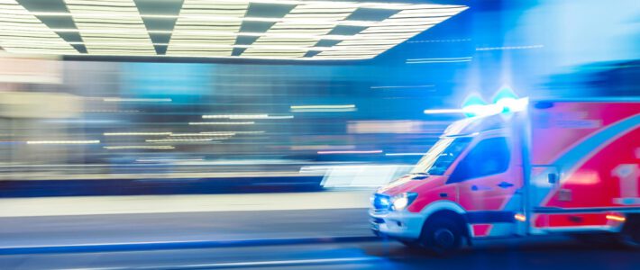 Eine Ambulanz vor einen Spitaleingang