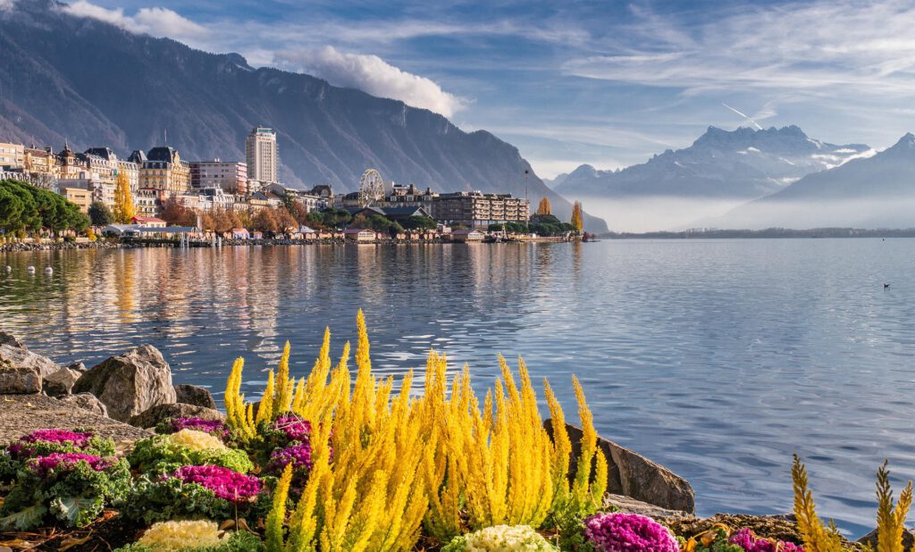 Blick auf Genfersee mit Blumen und Bergen