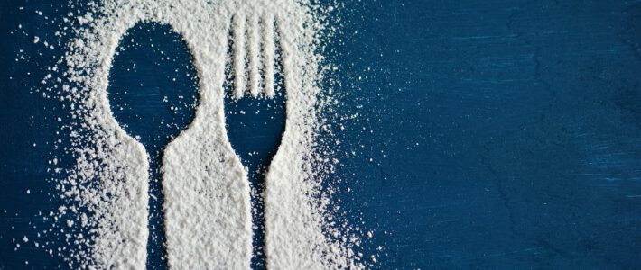Abdruck eines Löffels und einer Gabel in Zucker