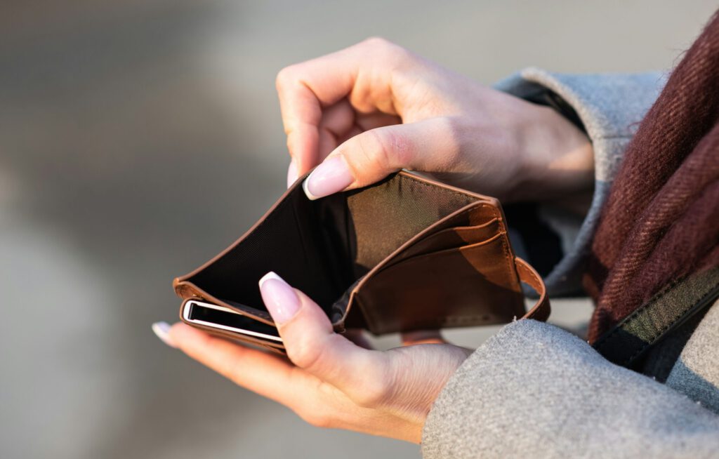 Eine Geldbörse ohne Geld in zwei Händen