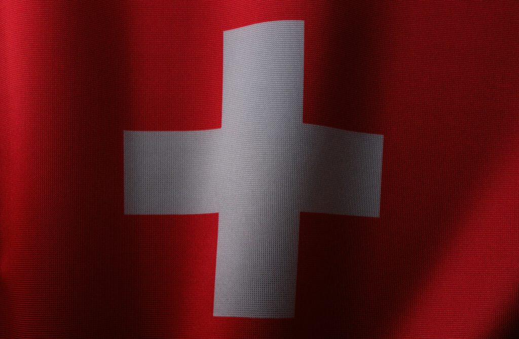 Eine Schweizer Flagge mit dunklem Licht