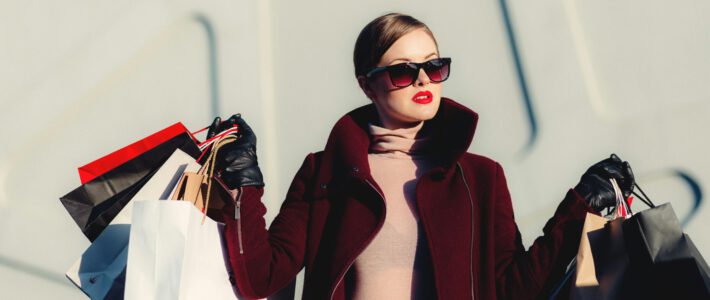 Eine Frau mit vielen Shopping-Taschen