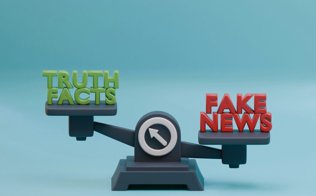 Eine Waage mit Fakten und Fake News an den Seiten