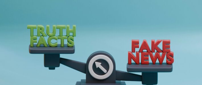 Eine Waage mit Fakten und Fake News an den Seiten