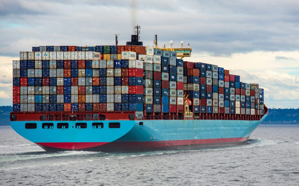 Ein Containerschiff auf hoher See