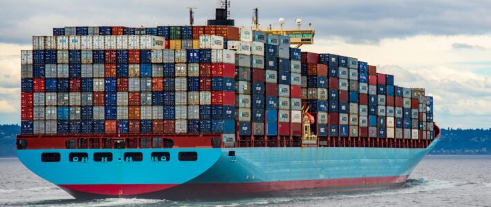 Ein Containerschiff auf hoher See