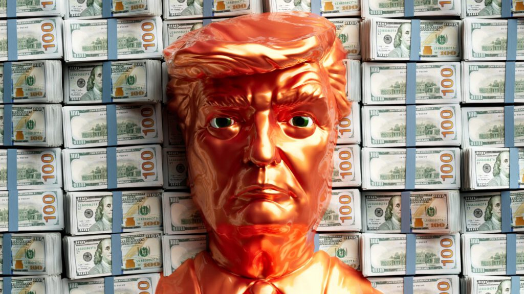 Figur von Donald Trump vor Bündeln an Geldscheinen