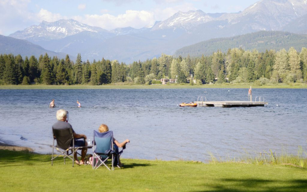 Ein älteres Paar an einem See vor Bergen