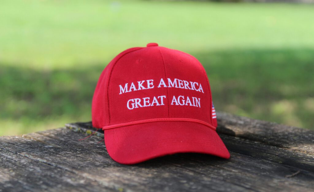 Eine Mütze mit der Aufschrift MAGA